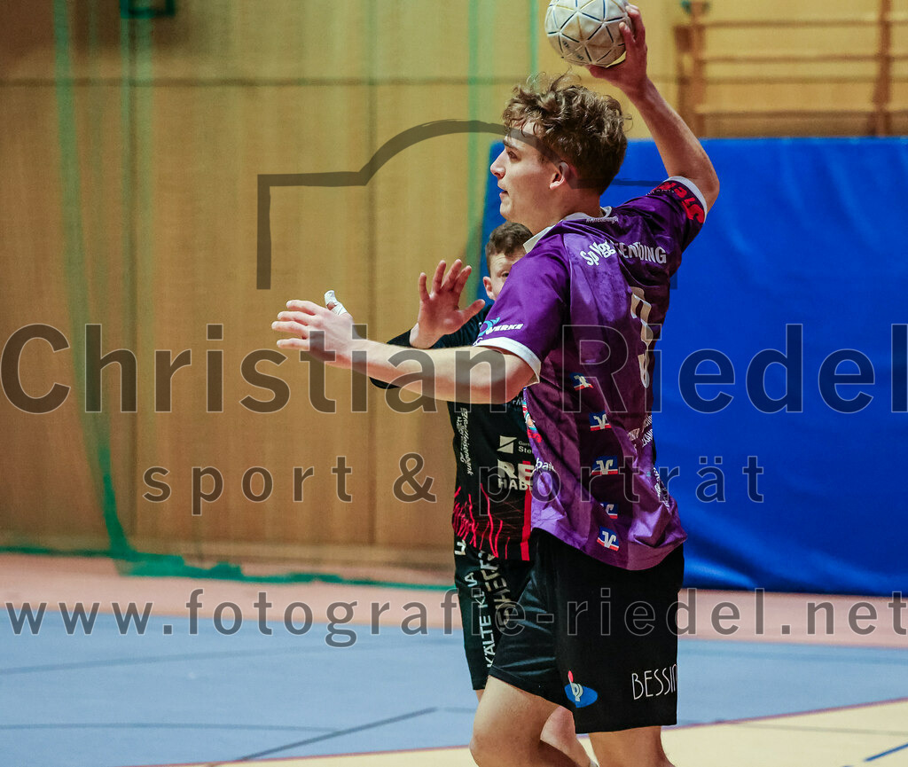 2023-11-26_029_SpVgg_Altenerding_gegen_TSV_1861_Mainburg | Erding, Deutschland, 26.11.2023:
Handball, Bezirksoberliga Männer 2023 / 2024, 9. Spieltag, SpVgg Altenerding gegen TSV 1861 Mainburg, Endergebnis: 34:20

Jabob Thees (SpVgg Altenerding, #3)

Foto: Christian Riedel / fotografie-riedel.net