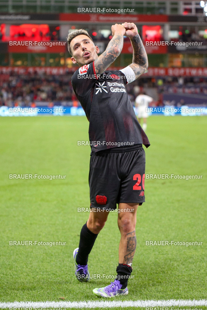 Bayer 04 Leverkusen vs Eintracht Frankfurt - Bundesliga  | Leverkusen, Deutschland, 12.09.25:   Alejandro Grimaldo (Bayer 04 Leverkusen) Torjubel, jubelt nach seinem Treffer zum 3:1 waehrend des Spiels der Bundesliga zwischen  Bayer 04 Leverkusen vs Eintracht Frankfurt in der BayArena(Foto von Brauer-Fotoagentur / Adrian Schlueter)