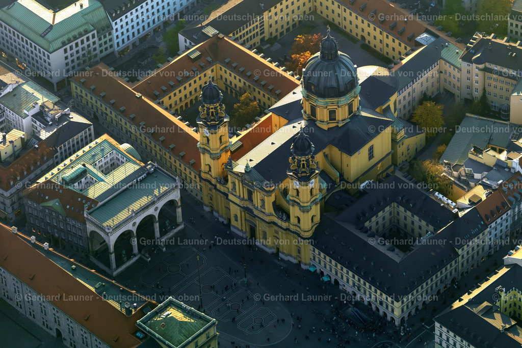 3198782 | Theatinerkirche und Feldherrnhalle am Odeonsplatz München im Bundesland Bayern