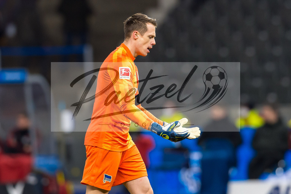 BSCFCB20220123_102 | Fussball, Herren: Torwart Alexander Schwolow (Hertha BSC) enttaeuscht bei dem Spiel der 1. Bundesliga zwischen Hertha BSC und FC Bayern Muenchen im Olypiastadion am 23.01.2022 in Berlin, Deutschland.DFB / DFL REGULATIONS PROHIBIT ANY USE OF PHOTOGRAPHS AS IMAGE SEQUENCES AND/OR QUASI-VIDEO. - Realisiert mit Pictrs.com