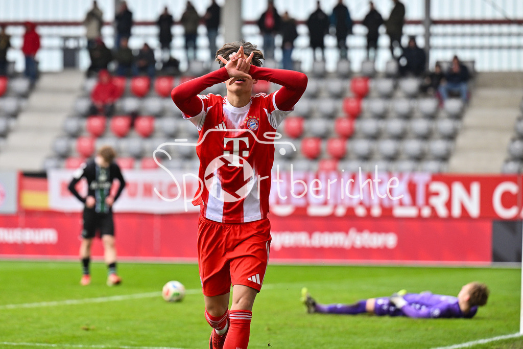 FC Bayern München - Hannover 96 | MUNICH, GERMANY - 15. FEBRUARY: die Bayern jubeln nach dem Treffer zum 4-1 durch Roy SNIP (FC Bayern München U19 15) / Tor / Torschuetze / Freude / Happy während dem Spiel zwischen der U19 des FC Bayern München und der U19 von Hannover 96 am 2. Spieltag der Hauptrunde der U19-DFB-Nachwuchsliga am FC Bayern Campus