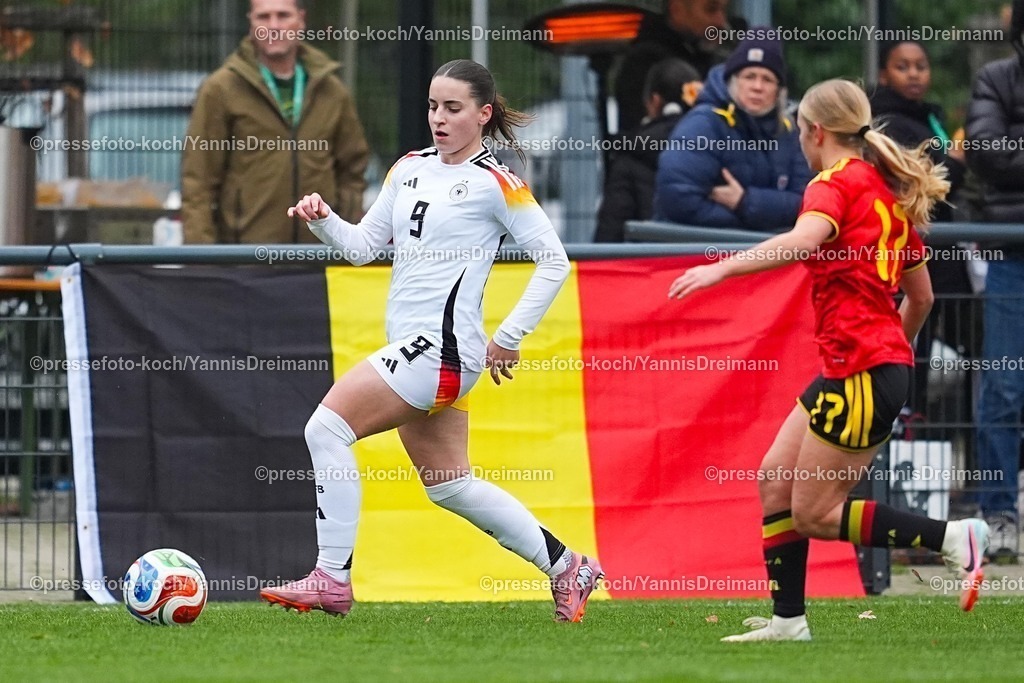 xYDRx26112501076 | 26.11.2025, xydrx, Fußball, Länderspiel, EM-Qualifikation U19-Frauen, Belgien - Deutschland, Sportschule Wedau: Leonie Koepp (GER #9) Lise Bal (BEL #17)