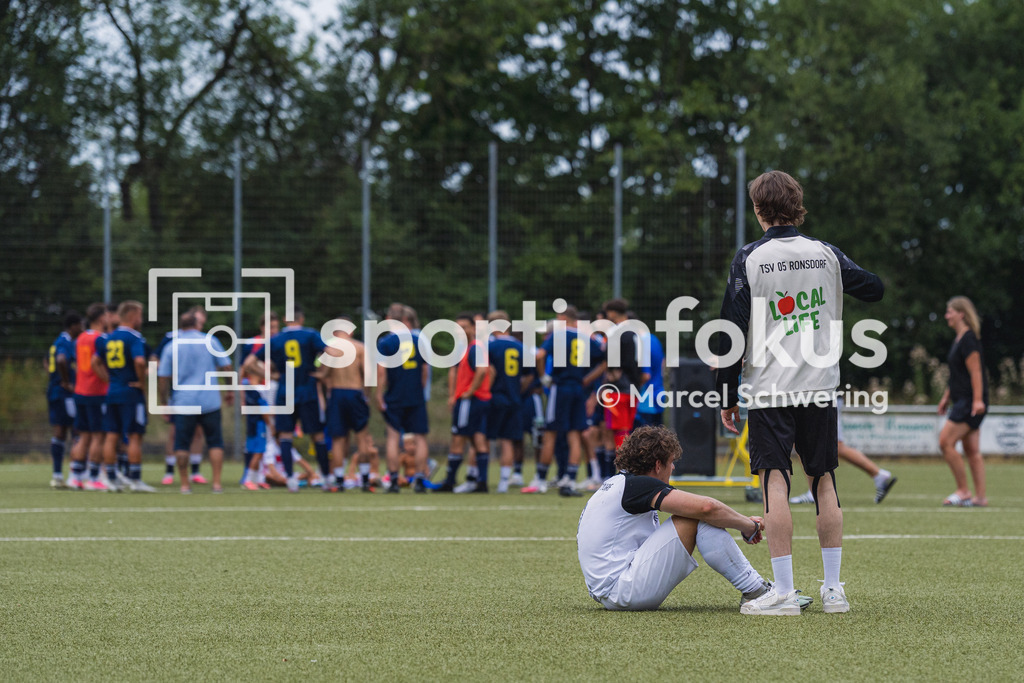 Wuppertaler Tennis-Stadtmeisterschaften | Felix Anton Suhre (TSV 05 Ronsdorf) nach der Niederlage am Boden. TSV 05 Ronsdorf gegen SC 1920 Oberhausen, Niederrheinpokal, 1. Runde, Kunstrasenplatz Sportplatz Parkstraße, Wuppertal, 09.08.2026. - Realisiert mit Pictrs.com