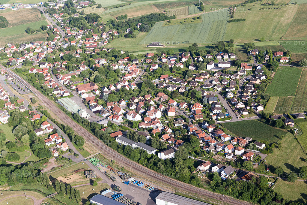 Vue aérienne: Vue de la ville à Kutzenhausen dans le département Bas Rhin, France. Photo: IMG_100780.jpg prise le 08/06/2017 par Werner Riehm/FLY-FOTO.eu – Résolution de l'original: 5472 x 3648 px