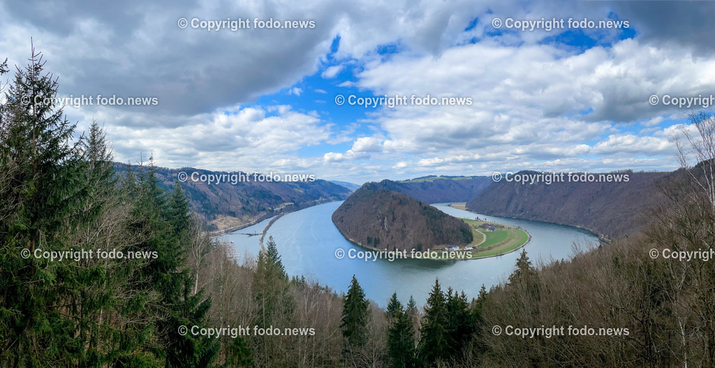 Schloegener Schlinge_28.03.2021-11 | 28.03.2021, Schlögen, AUT, Schlögener Schlinge, Aussichtspunkt, im Bild Die Schlögener Schlinge ist eine Flussschlinge im oberen Donautal in Oberösterreich, etwa auf halbem Weg zwischen Passau und Linz (zwischen Stromkilometer 2180,5 und 2186,5 der Donau) und der größte Zwangsmäander Europas. Das südliche Ufer liegt in der Gemeinde Haibach ob der Donau und deren Ortsteil Schlögen, der der Schlinge den Namen verleiht. Im Norden grenzen die Gemeinden Hofkirchen im Mühlkreis mit der Ortschaft Au und im äußersten Osten Niederkappel mit der Ortschaft Grafenau im Bereich der Donauschlinge an.
Quelle: Wikipedia