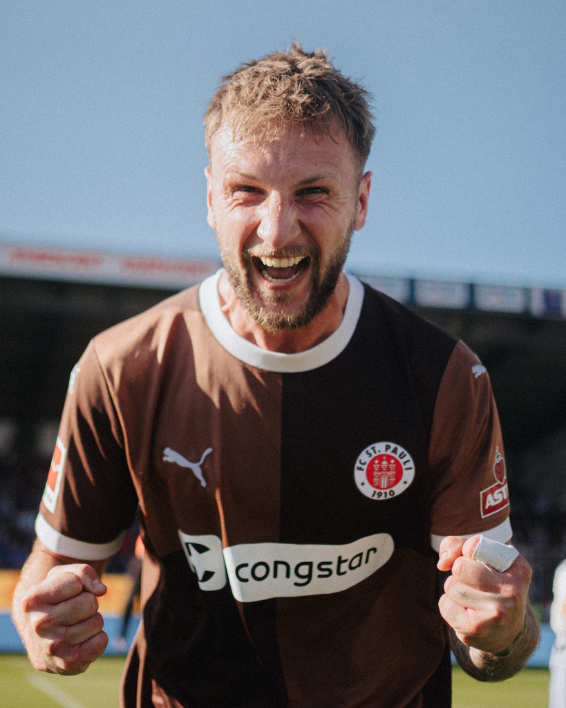 FCS03542 | Der offizielle Shop für FC St. Pauli Fotos. Wähle aus Spielszenen & Fanmomenten dein FCSP Wunschformat. Wir liefern Millerntor-Atmosphäre.