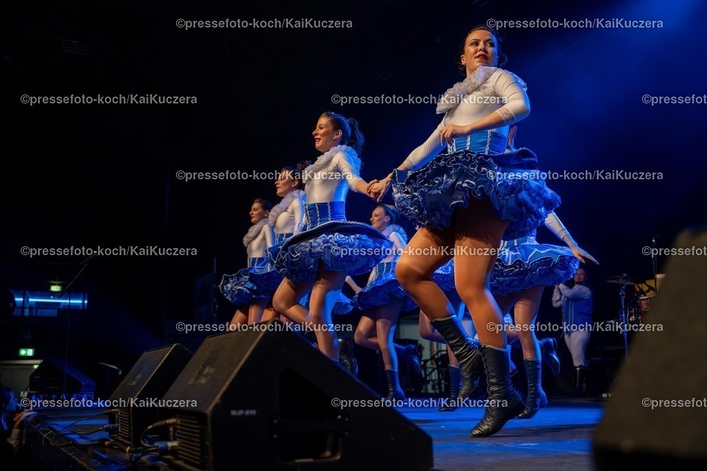 KKU25012501190 | 25.01.2025, xkkux, Düsseldorf, Karnevalsveranstaltung - Die Lachende in der Mitsubishi Electric HALLE. Die Tanzgruppe Kölner Rheinveilchen, das Tanzkorps der Grosse Braunsfelder, performt bei ihrem Auftritt