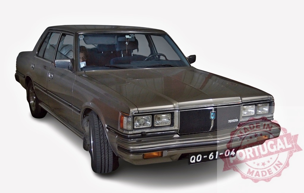 Toyota Crown classic brown sedan isolated | Toyota Crown classic brown sedan displaying vintage automobile design style - Realisiert mit Pictrs.com