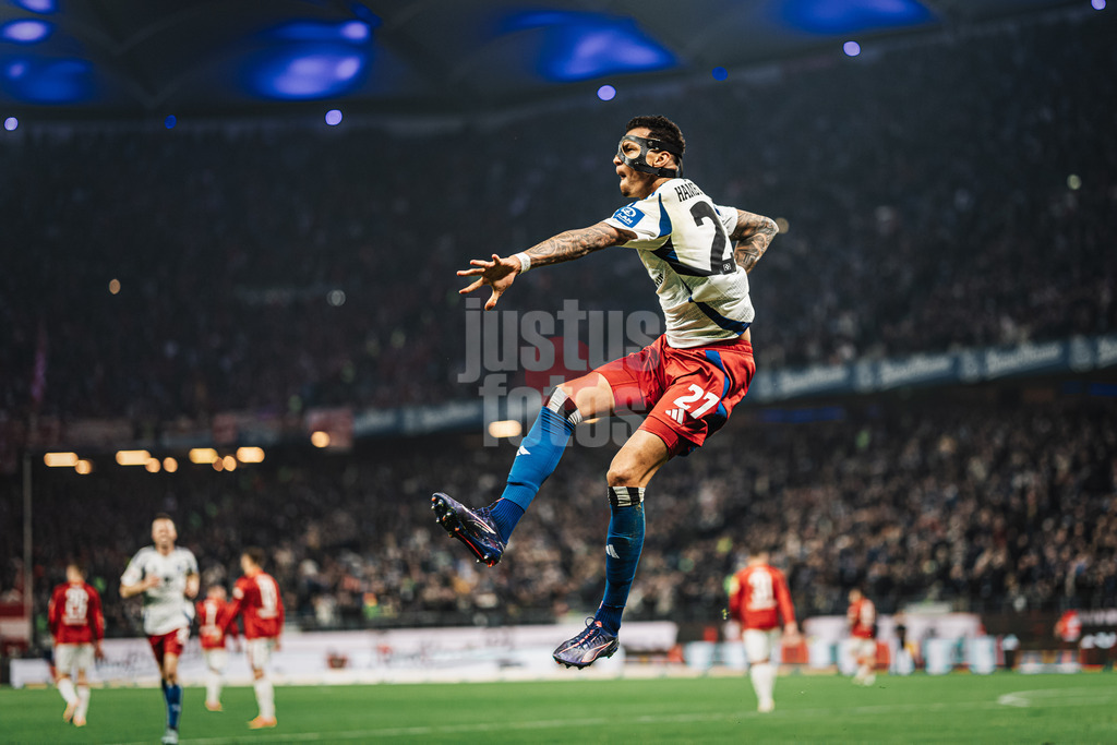 Fußball | Männer | Saison 2024/2025 | 2. Fußball-Bundesliga | 23. Spieltag | Hamburger SV vs. 1. FC Kaiserslautern | 21.02.2025 | Davie Selke (#27, HSV) schießt das erste Tor des Spiels und jubelt