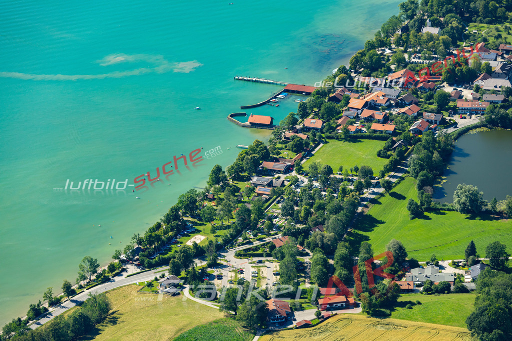 Aktuelles Luftbild von  Chieming - Die Luftaufnahme wurde 2022 mittels UL-Flugzeug erstellt ( keine Drohne ) - hochauflösende Kamera-Systeme von  Canon -Beste Qualität - Für grossformatige Ausdrucke geeignet. Die Geschenkidee !