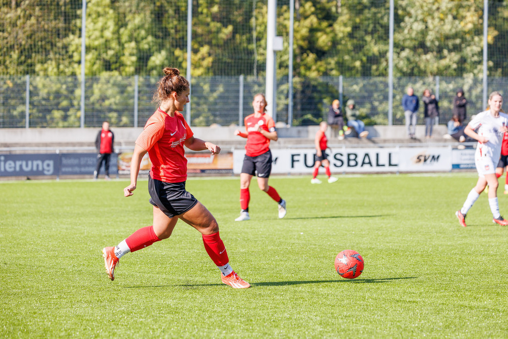 FCHHÜT_251003_3998 | 1.FC Heidenheim 1846 II vs. TSV Hüttlingen, Fußball, Frauen, Bezirkspokal, 2025/2026, 1.Runde, 03.10.2025 in Mergelstetten, Sportplatz 2(Foto: Michael Bulling) - Realisiert mit Pictrs.com