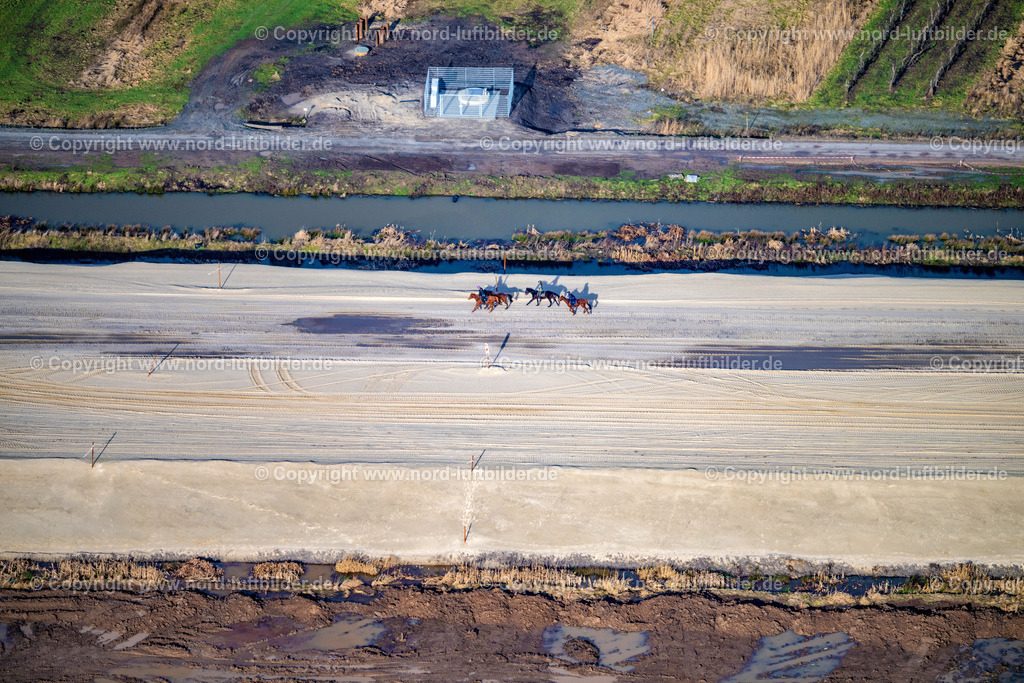 Autobahn_A26_Bauselle_Sandpolster_Neu_Wulmstorf_Reiter_ELS_3844040223 | NEU WULMSTORF 04.02.2023 Autobahn- Baustellen entlang der Trasse und des Streckenverlaufes " A26 " in Neu Wulmstorf und drei Ausflugs Reitern im Bundesland Hamburg, Deutschland. Weiterführende Informationen bei: Die Autobahn GmbH des Bundes Niederlassung Nord. // Motorway construction sites along the route and the route "A26" in Neu Wulmstorf and three excursion riders in the state of Hamburg, Germany. Further information at: Die Autobahn GmbH des Bundes Niederlassung Nord. Foto: Martin Elsen