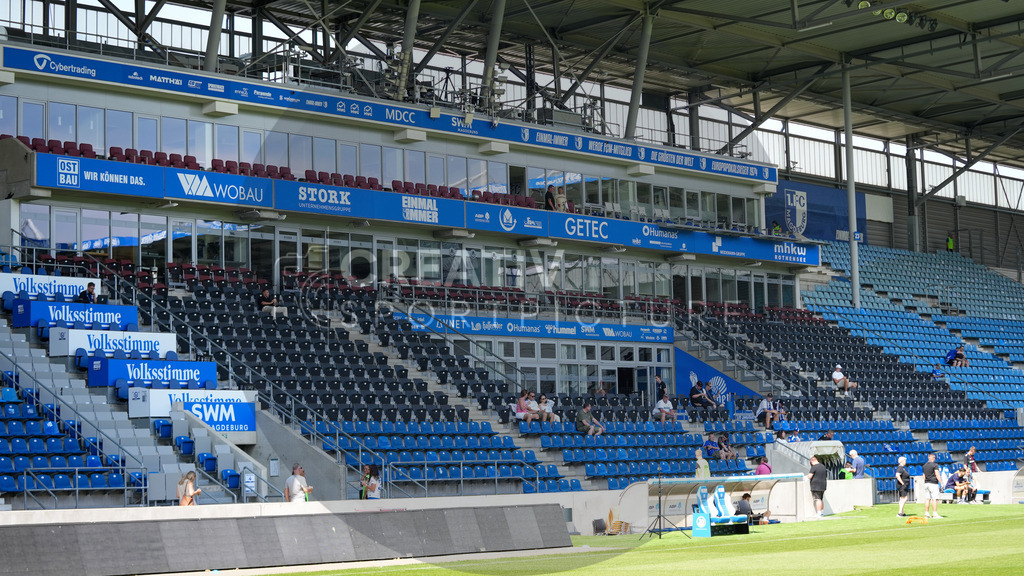 Fußball, Herren, Saison 2025/2026, Regionalliga Nordost, 3. Spieltag, 1.FC Magdeburg II vs. FSV 63 Luckenwalde, Samstag 09.08.2025, Avnet Arena Magdeburg | Fußball, Herren, Saison 2025/2026, Regionalliga Nordost, 3. Spieltag, 1.FC Magdeburg II vs. FSV 63 Luckenwalde, Samstag 09.08.2025, Avnet Arena Magdeburg, Im Bild: Blick auf die Haupttribüne, SWM Tribüne der Magdeburger Avnet Arena - Realisiert mit Pictrs.com
