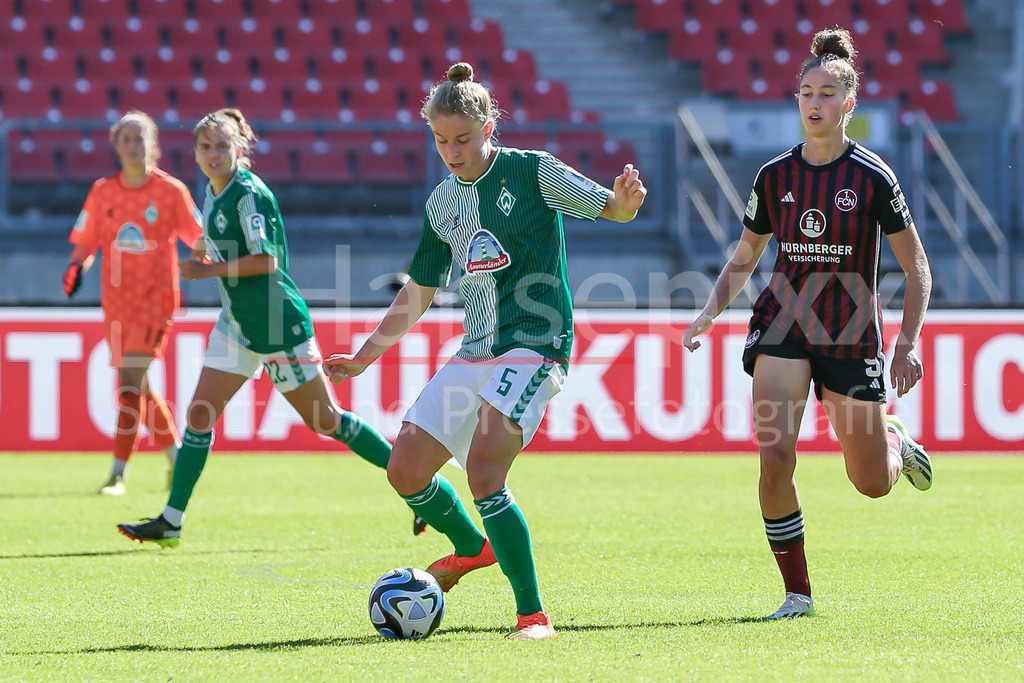 Fussball, Google Pixel Frauen-Bundesliga, 1. FC Nürnberg - SV Werder Bremen | v.li.: Michelle Ulbrich (SV Werder Bremen, 5) und Emma Kusch (1. FC Nürnberg, 9) im Zweikampf, Duell, Dynamik, Aktion, Action, Spielszene, DIE DFB-RICHTLINIEN UNTERSAGEN JEGLICHE NUTZUNG VON FOTOS ALS SEQUENZBILDER UND/ODER VIDEOÄHNLICHE FOTOSTRECKEN. DFB REGULATIONS PROHIBIT ANY USE OF PHOTOGRAPHS AS IMAGE SEQUENCES AND/OR QUASI-VIDEO.