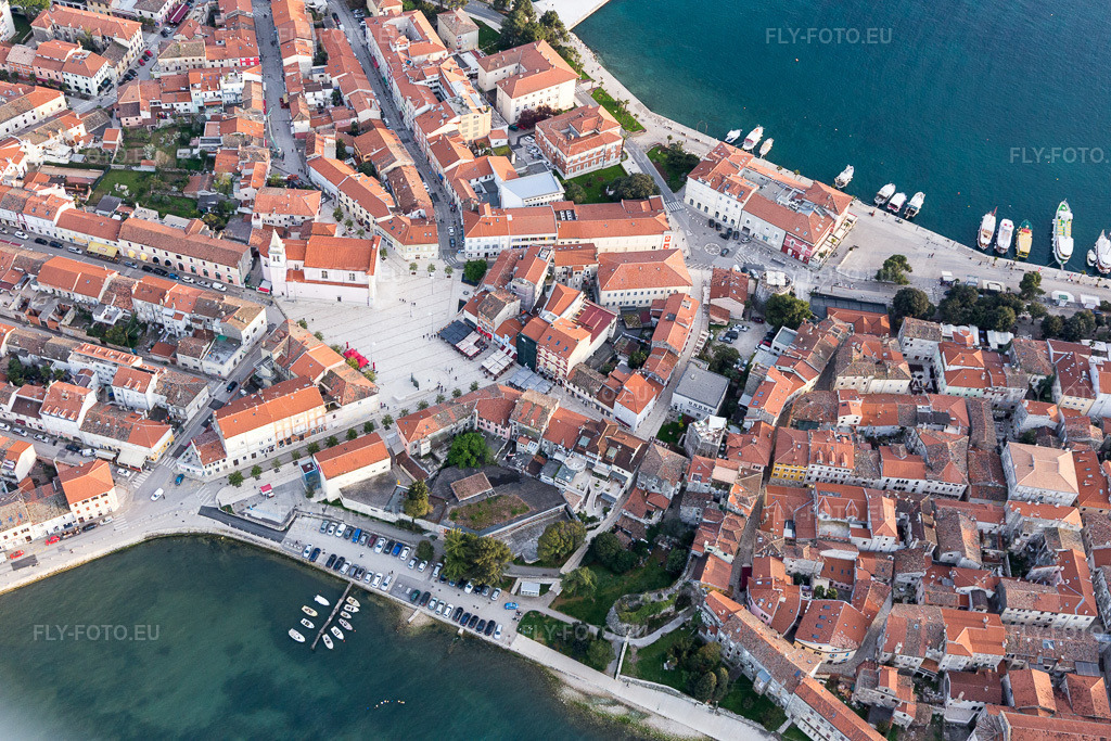 Vue aérienne: Vue de la ville à Poreč dans le département Gespanschaft Istrien, Croatie. Photo: IMG_106394.jpg prise le 14/04/2018 par Werner Riehm/FLY-FOTO.eu – Résolution de l'original: 5472 x 3648 px