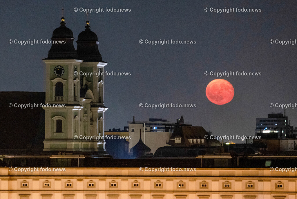 Linz_ Erdbeermond_ 13.06.2025-3 | 13.06.2025, LINZ, AUT, Mond, im Bild Themenbild, Erdbeermond, Vollmond, Nachthimmel, Skyline, Stadt, Himmel, Wolkenlos, blau, Symbolbild, FeatureErdbeermond (englisch Strawberry Moon) ist ein landlaeufiger Ausdruck für einen Vollmond im Juni.