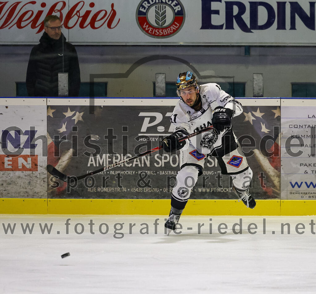 2025-11-25_041_TSV_Erding_gegen_EHF_Passau_Black_Hawks | Erding, Deutschland, 25.11.2025:Eishockey, Oberliga Süd 2025 / 2026, 20. Spieltag, TSV Erding gegen EHF Passau Black Hawks, Endergebnis: 2:3 n.V.Brendan Harrogate (EHF Passau Black Hawks, #61)Foto: Christian Riedel / fotografie-riedel.net