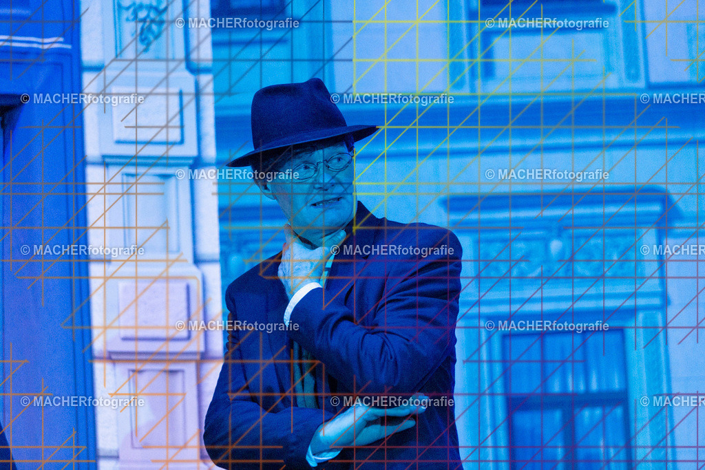 035_MFL-2025 | Portraitbilder von Regisseur; Darsteller; Techniker; Maske; Kostüme; Chor; Musiker; Bilderserie der Generalprobe und der Premierenvorstellung, Szenenbilder; Ausdrucksstudien; Bühnenüberblick; Bühnenkulissen; Pressefotos inkl. Redaktionsfoto Darstellergruppe.