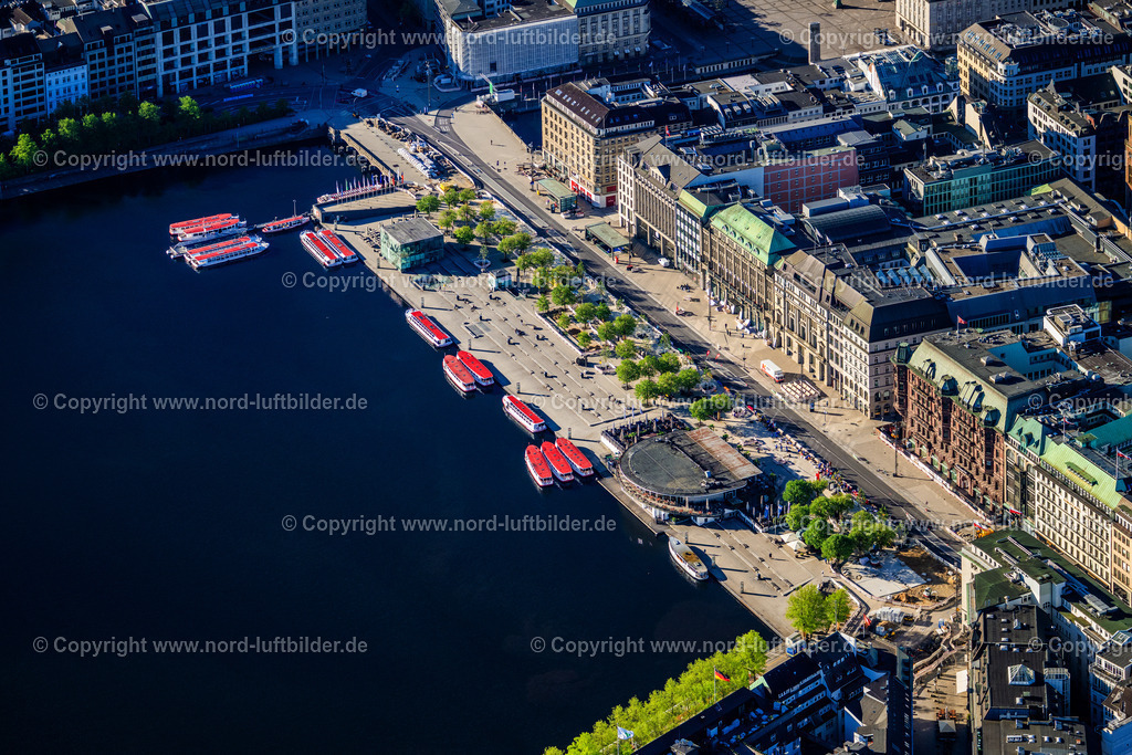 Hamburg_Jungfernstieg_ELS_1530270425 | HAMBURG 01.05.2025 Uferbereiche am Seegebiet des Jungfernstieg mit Hafenanlagen für Fähren- Schiffe der "ATG Alster-Touristik GmbH" an der Binnenalster - Kleine Alster in Hamburg. Weiterführende Informationen bei: ATG Alster-Touristik GmbH. // Riparian areas on the lake area of Jungfernstieg with a port for ferry ships from the "ATG Alster-Touristik GmbH" at the Binnenalster - Kleine Alster in Hamburg in Hamburg, Germany. Further information at: ATG Alster-Touristik GmbH. Foto: Martin Elsen