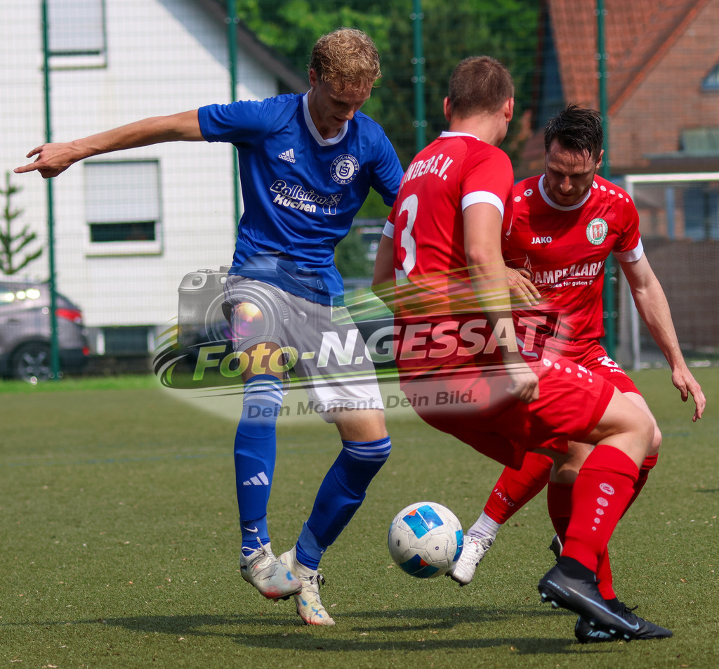 Bünder SV - TuS Bruchmühlen II | Auf dem Bild zu sehen: grün Bünder SV v.l.: Florian Seymer, Denis Müller ; blau TuS Bruchmühlen II: Sebastian Niebuhr Bünder SV, TuS Bruchmühlen II, Saison 25/26, Kreisliga A, Bünde, Deutschland - Realisiert mit Pictrs.com