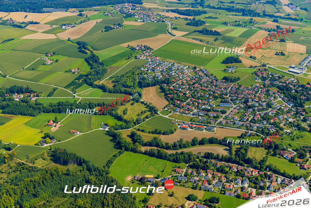 Luftaufnahme der Stadt Fürstenzell - Die Luftaufnahme wurde 2025 vom UL-Flugzeug heraus erstellt ( keine Drohne ) - Hochauflösende Luftaufnahme - für professionelle Ausdrucke geeignet. Die Geschenkidee !Mit Lizenz und Bildrechte bestellbar
