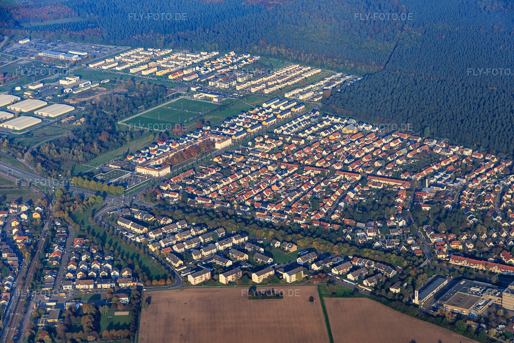 Luftbild: Stadtansicht am Waldrand aus Süden im Ortsteil Neureut in Karlsruhe im Bundesland Baden-Württemberg in Deutschland. Foto: IMG_075471.jpg vom 26.10.2014 durch Werner Riehm/FLY-FOTO.de