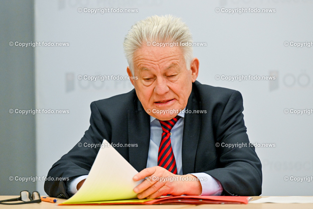Pressekonferenz ProOriente_ Die Veränderung der Epoche-Herausforderung für die Christen_ 09.03.2023-29 | 09.03.2023, Presseclub Linz, AUT, Pressekonferenz Pro Oriente, Die Veraenderung der Epoche-Herausforderung fuer die Christen, im Bild LH a.D. Josef Puehringer (Vorsitzender von PRO ORIENTE Sektion Linz)