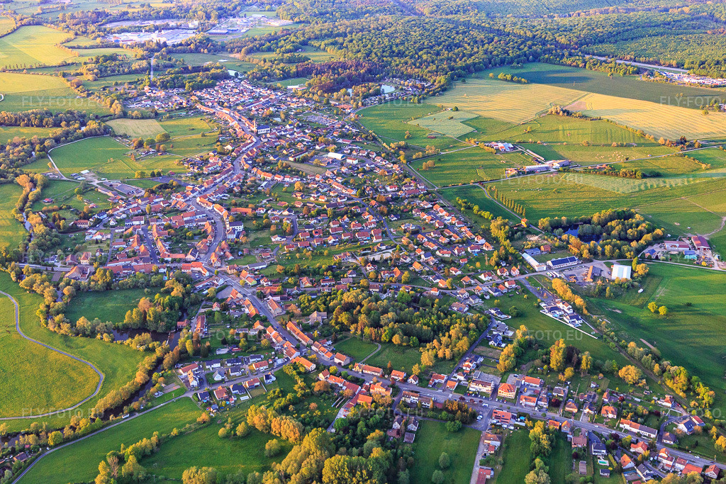 Vue aérienne: Vue de la ville depuis le sud-ouest à Keskastel dans le département Bas Rhin, France. Photo: IMG_146212.jpg prise le 01/05/2025 par Werner Riehm/FLY-FOTO.eu – Résolution de l'original: 5287 x 3524 px