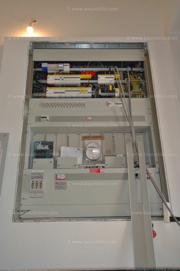 bib-lg17-elektroinstallation-0272 | Nach LV-Leistungsgruppen sortierte Detailfotos über den Bau eines Hauses. Alle Hausbau-Bilder direkt vom Urheber und Autor der Website Haus-Selber-Bauen.com