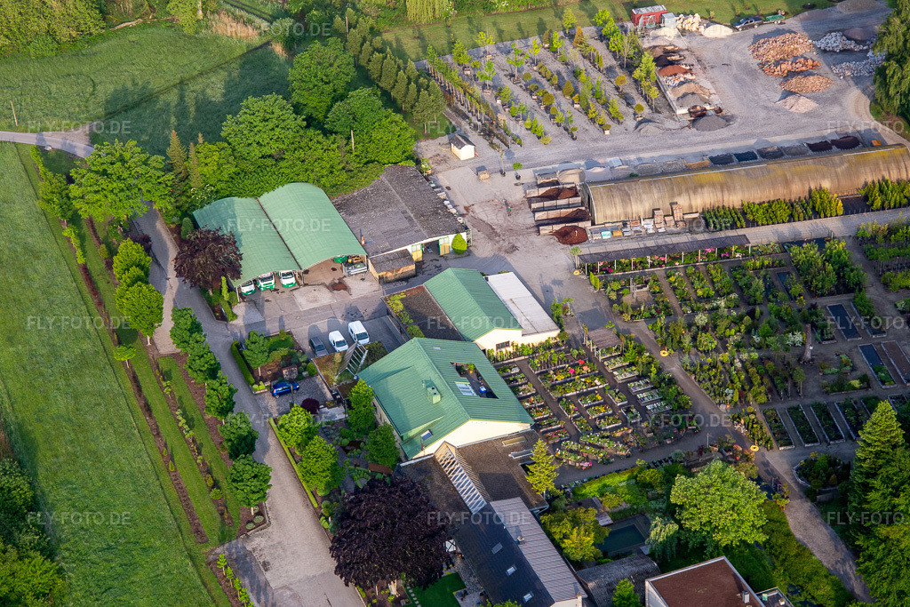 Luftbild: Gebäude und Beete der Bienwald Baumschule, Gärtnerei, Landschaftsgärtner Greentec GmbH (Pfalz) in Berg im Bundesland Rheinland-Pfalz in Deutschland. Foto: IMG_114011.jpg vom 23.05.2019 durch Werner Riehm/FLY-FOTO.de