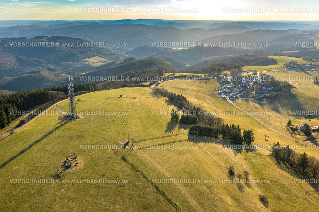 Sundern250309878WildeWiese | Luftbild, Ortsansicht mit Fernsicht, Aussichtsturm Schomberg Richtfunkturm, Wildewiese-Homert genannter Hauptkamm des Homertrückens, Waldgebiet mit Waldschäden, Skigebiet im Winter, Wildewiese, Sundern, Sauerland, Nordrhein-Westfalen, Deutschland