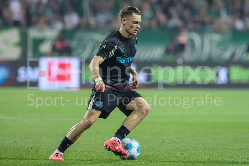 Fussball, Bundesliga, SV Werder Bremen - Bayer 04 Leverkusen | v.li.: Florian Wirtz (Bayer 04 Leverkusen, 10) am Ball, Freisteller, Einzelbild, Ganzkörper, Aktion, Action, Spielszene, DIE DFL-RICHTLINIEN UNTERSAGEN JEGLICHE NUTZUNG VON FOTOS ALS SEQUENZBILDER UND/ODER VIDEOÄHNLICHE FOTOSTRECKEN. DFL REGULATIONS PROHIBIT ANY USE OF PHOTOGRAPHS AS IMAGE SEQUENCES AND/OR QUASI-VIDEO.