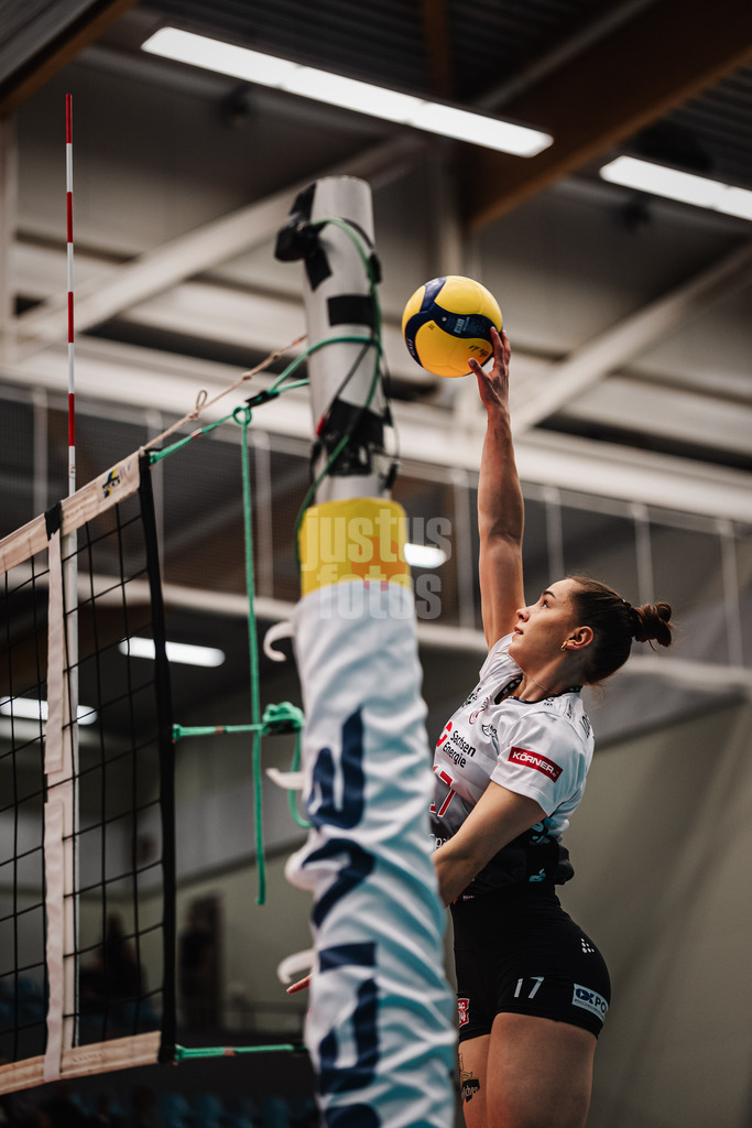 Volleyball | Frauen | Saison 2025/2026 | Volleyball Bundesliga | ETV Hamburger Volksbank Volleys vs. Dresdner SC | 15.11.2025 | Lorena Lorber Fijok (#17, Dresdner SC) beim Aufwärmen