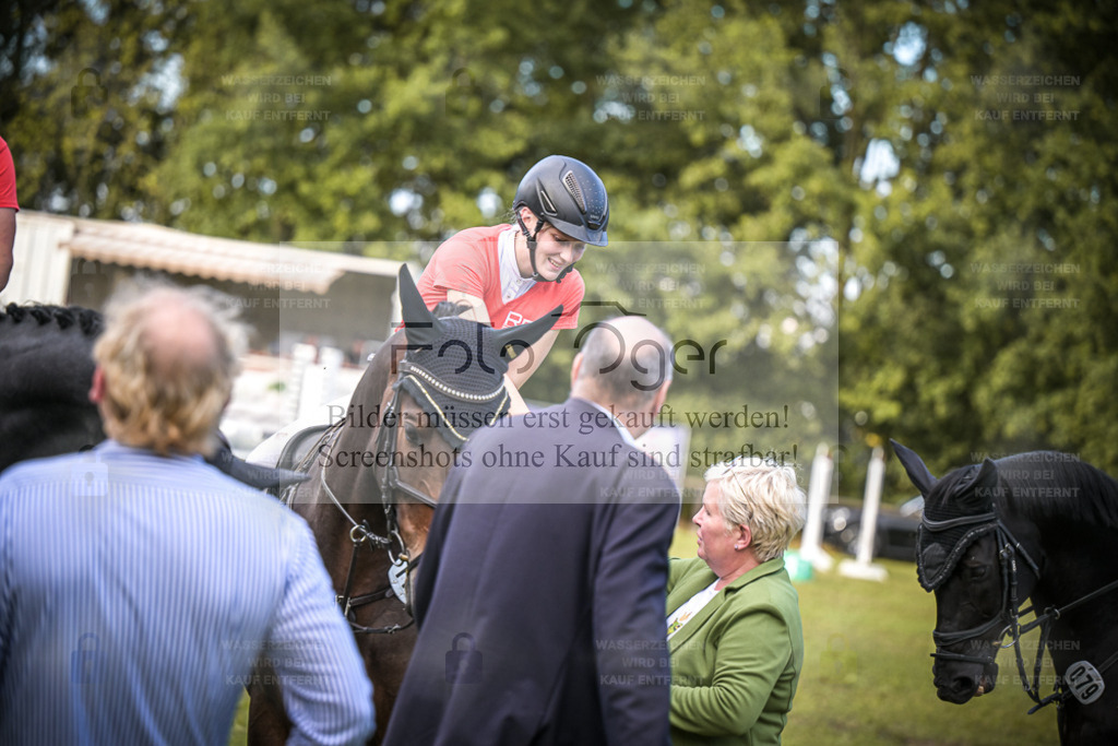 DOS_0100 | Entdecke hochwertige Reitturnierfotos von Foto Oger. Professionell, emotional und authentisch – jetzt Lieblingsmomente im Shop bestellen. - Realisiert mit Pictrs.com
