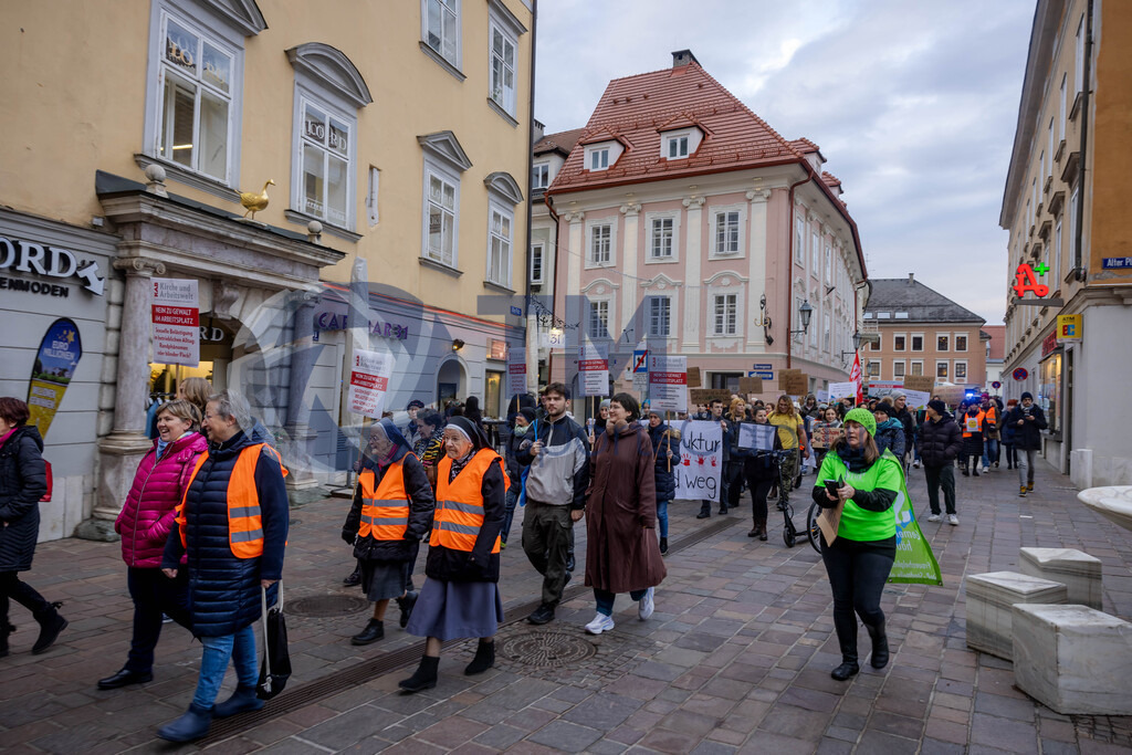 RR5M6232 | 29.NOV.24-Protestmarsch gegen Gewalt-Copyright: Katholische Kirche Kärnten/Denk Dich Neu/Trainproduction/Matthias Trinkl