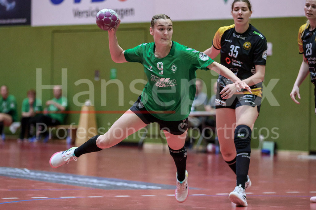 Handball, 2. Bundesliga Frauen, SV Werder Bremen - HC Rödertal | Luca Schumacher (SV Werder Bremen, 9) beim Wurf, am Ball, Spielszene, Aktion, Action