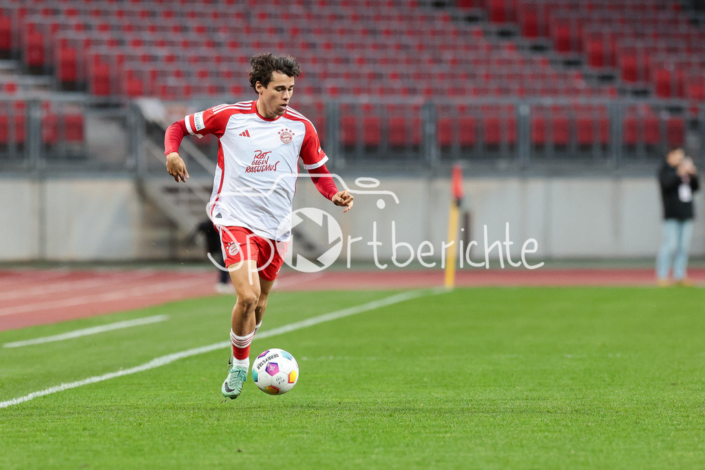 1. FC Nürnberg II - FC Bayern Amateure | am Ball David JONATHANS (FCB #27) / Freisteller / Einzelfoto