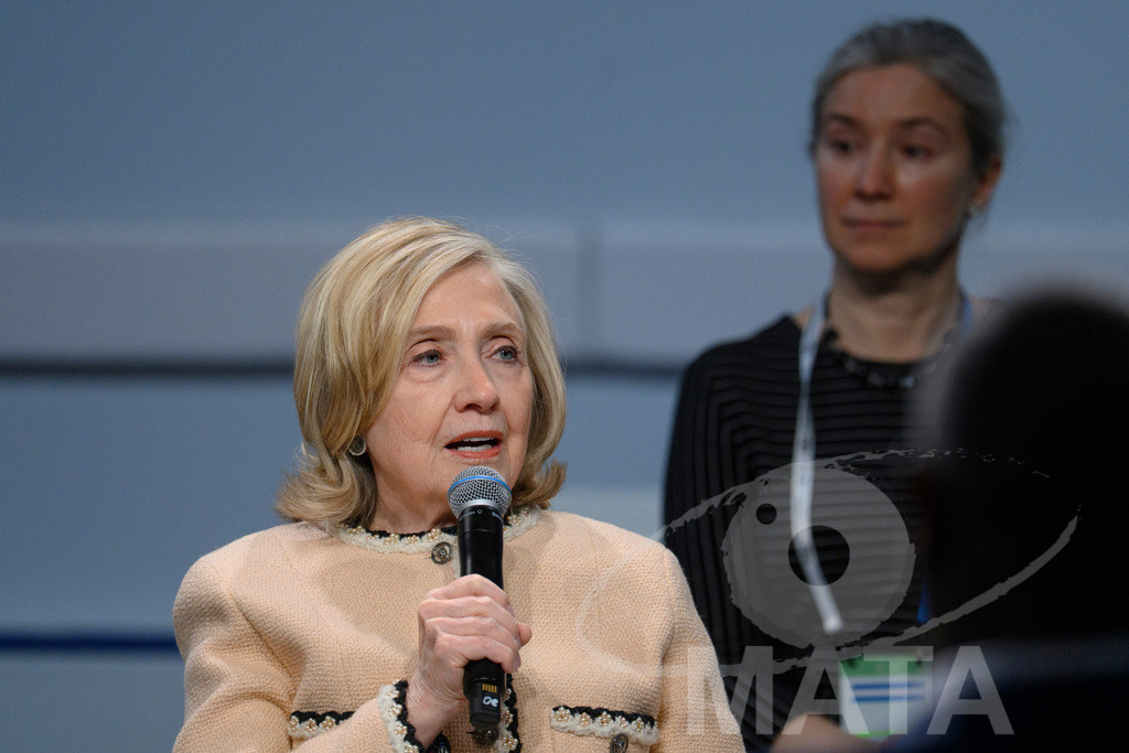 _DWA0168 | Die US-Politikerin Hillary Clinton auf der Veranstaltung Girls Just Want to Have Fundamental Rights: Fighting the Global Pushback im Rahmen der Münchner Sicherheitskonferenz 2026. München, 14.02.2026 Bayern Deutschland - Realisiert mit Pictrs.com