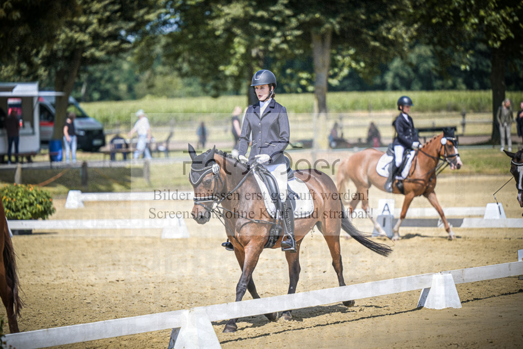 DOS_5755 | Entdecke hochwertige Reitturnierfotos von Foto Oger. Professionell, emotional und authentisch – jetzt Lieblingsmomente im Shop bestellen.Deutschlandweite Turnierfotografie. - Realisiert mit Pictrs.com