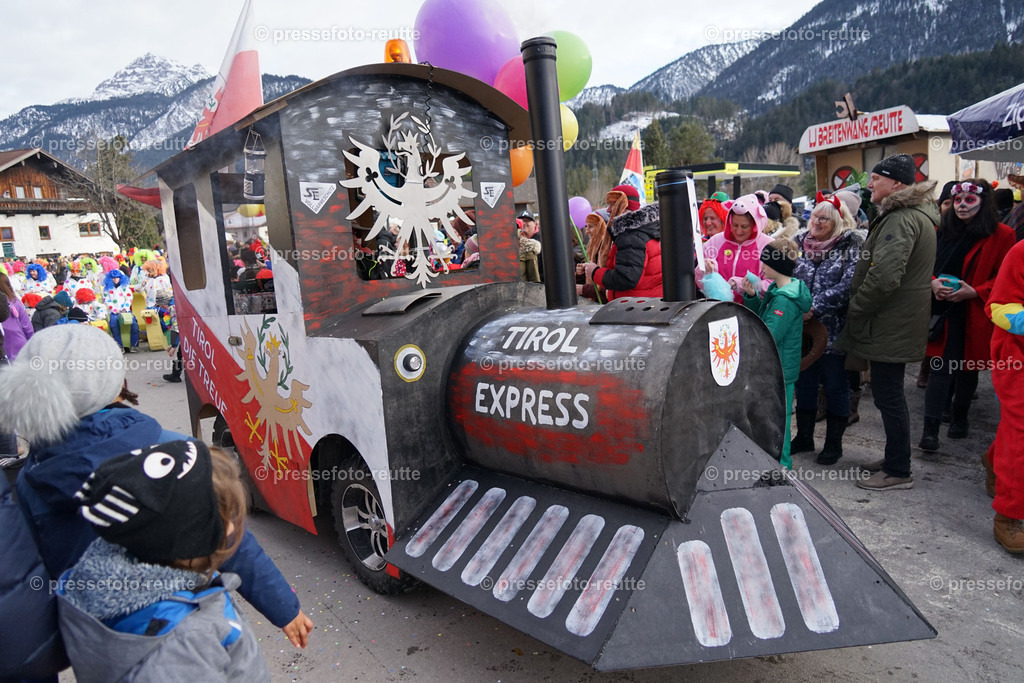 news-2023-Feb11-Fasching-Weissenbach-DSC02044 | Info aus dem Bezirk Reutte/Ausserfern Tirol sowie eine umfangreiche Bilddatenbank über die gesamte Region: Lechtal, Talkessel Reutte, Tannheimertal, Zwischentoren. Lech, Plansee, Zugspitze, Grenztunnel, B179, Fernpassstraße, Verkehr, Lawinen, Tradition, - Realisiert mit Pictrs.com
