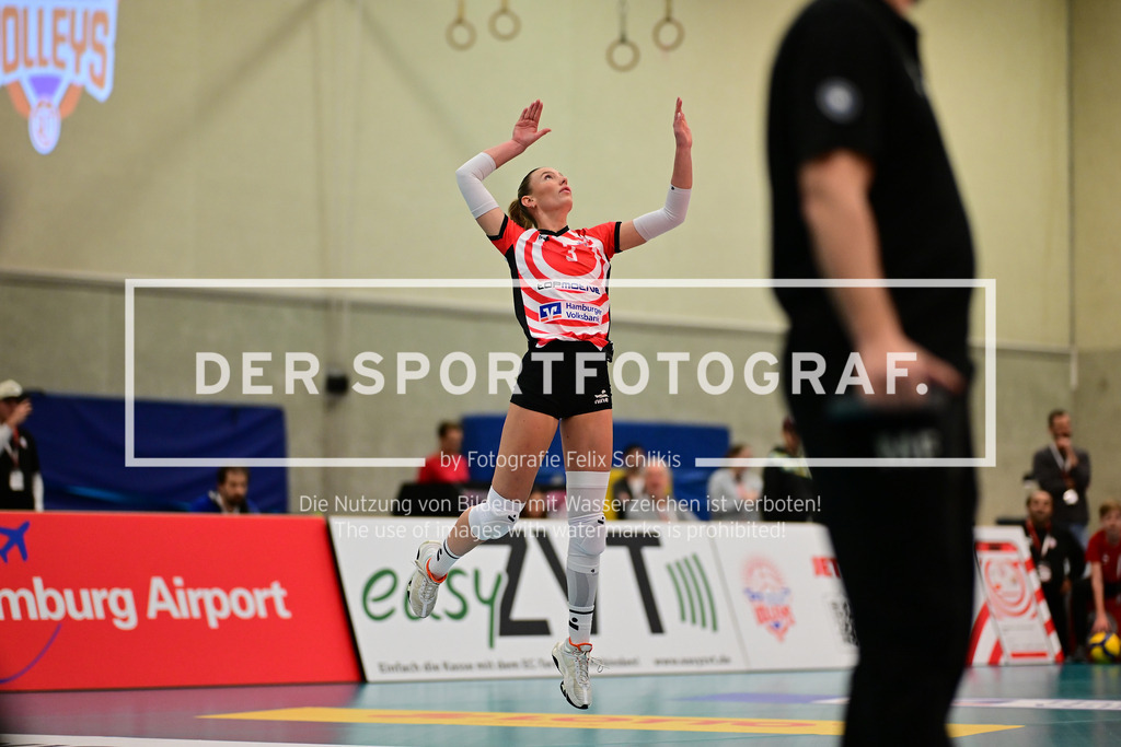 Volleyball I Frauen I Saison 2025-2026 I Bundesliga I 8. Spieltag I ETV Hamburger Volksbank Volleys - Binder Blaubären TSV Flacht I 42502 | Lina Köster (3, ETV Hamburger Volksbank Volleys) - Realisiert mit Pictrs.com