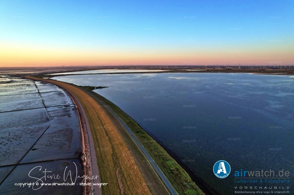 Nordsee, Nordfriesland, Beltringharderkoog, Luettmoorsee, Holmer Siel, Landgewinnung | Landgewinnung & Küstenschutz in Nordfriesland - Das Meer hat im Laufe von Jahrtausenden mit jeder Flut allmählich neues Land aufgebaut, einen bis zu 25 Kilometer breiten Streifen entlang der Meeresküste, bekannt als Marsch. Die Seemarschen entlang der Meeresküste und die Flußmarschen entlang der großen Flußmündungen sind wichtige Lebensräume für die Wattenmeer-Ökologie.