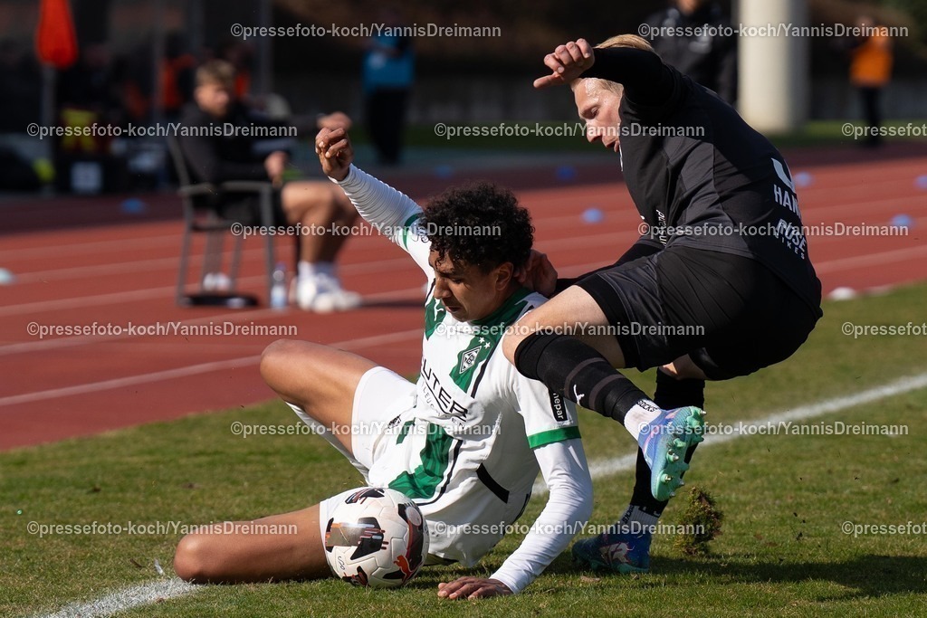 xYDR15032501010 | 15.03.2025, xydrx, Fußball, Borussia Mönchengladbach II (U23) - 1.FC Bocholt, Regionalliga West, Grenzlandstadion: Leon Ampadu (Borussia Moenchengladbach II #22) im Zweikampf gegen Philipp Hanke (1. FC Bocholt #3)