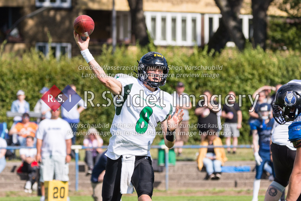 American Football, Saison 2022, Regionalliga Nord, Hamburg Blue Devils - Oldenburg Knights, Dr.-Hermann-Schnell-Sportplatz (Hamburg), 06.08.2022, 07. Gameweek | Murdock Rutledge (#8, Oldenburg) wirft den Ball