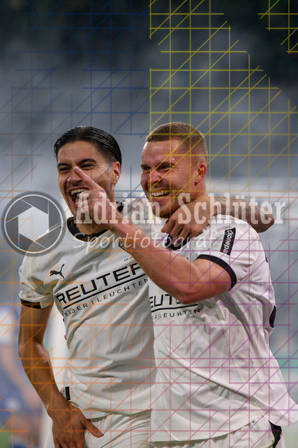 Borussia Mönchengladbach vs Karlsruher SC - DFB-Pokal 2. Runde | Mönchengladbach, Deutschland, 28.10.25:   Nico Elvedi (Borussia Mönchengladbach) Torjubel, jubelt mit Kevin Diks (Borussia Mönchengladbach) nach dem Treffer zum 2:0 waehrend des Spiels der DFB-Pokal 2. Runde zwischen Borussia Mönchengladbach vs Karlsruher SC im Stadion im Borussia Park(Foto von Brauer-Fotoagentur / Adrian Schlueter)