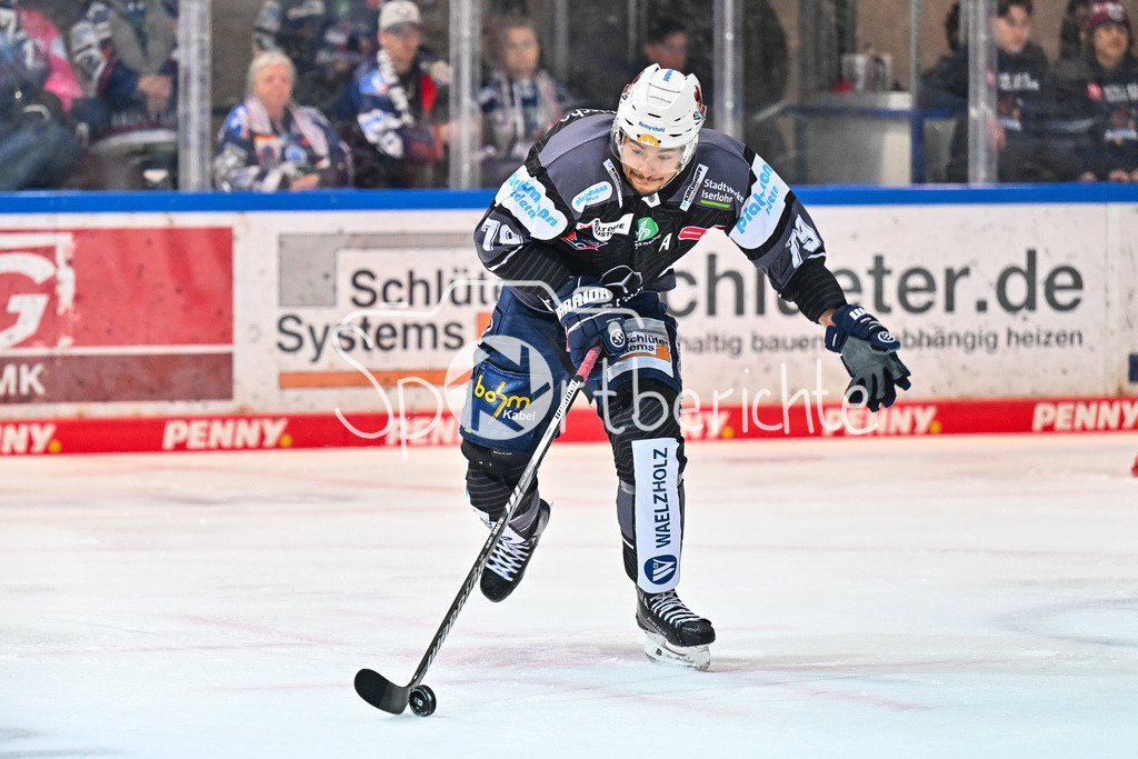Iserlohn Roosters - Augsburger Panther | am Puck Colin UGBEKILE (Iserlohn Roosters 79) / Einzelfoto / Freisteller / DEL: Iserlohn Roosters - Augsburger Panther, Eissporthalle Iserlohn am 07.03.2025