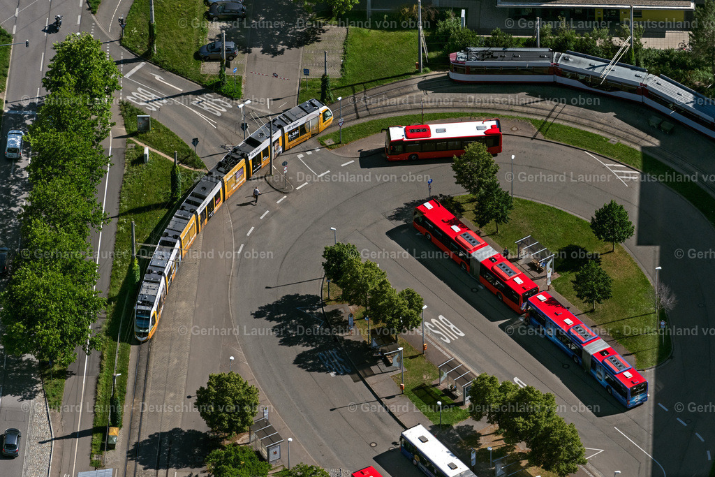 4033752 | FREIBURG IM BREISGAU 30.06.2020 TRAM - Straßenbahn - Bus - Haltestelle im Nahverkehr der Verkehrsbetriebe Freiburger Verkehrs AG (VAG) an der Munzinger Straße im Ortsteil Sankt Georgen in Freiburg im Breisgau im Bundesland Baden-Württemberg, Deutschland. Weiterführende Informationen bei: VAG Verkehrs-Aktiengesellschaft. // Tram - Stop of the public transport company Freiburger Verkehrs AG on street Munzinger Strasse in the district Sankt Georgen in Freiburg im Breisgau in the state Baden-Wuerttemberg, Germany. Further information at: VAG Verkehrs-Aktiengesellschaft. Foto: Gerhard Launer