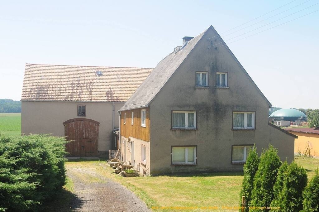 Geißmannsdorf-2026-Ortsbilder-282 | Geißmannsdorf bei Bischofswerda im Sommer 2026. Ein fotografischer Streifzug durch das Dorf Geißmannsdorf, mit Gebäuden, Straßen, Strohpuppen und geschmückten Vorgärten und Grundstücken anlässlich der 800-Jahr-Feier von Geißmannsdorf im Juni 2026 - Realisiert mit Pictrs.com