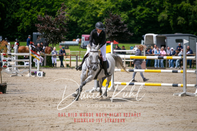 IMG_5638 | Deine Turnierfotos vom Reitturnier online kaufen: Dressur, Springen & Siegerehrung. Professionelle Pferdefotografie aus dem Rheinland – als Download & Print.Alternative: Turnierfotograf für den Pferdesport: Finde deine Fotos von Dressur- und Springturnier