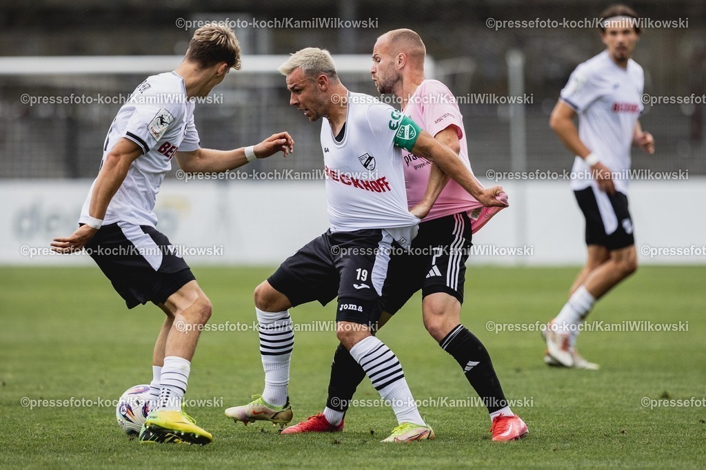 xkwi15072501039 | 15.07.2025, xkwix, Fußball, SC Verl - 1. FC Bocholt, Sportclub Arena: Niko Kijewski (SC Verl #19) im Zweikampf gegen Patrick Kurzen (1.FC Bocholt #7) 